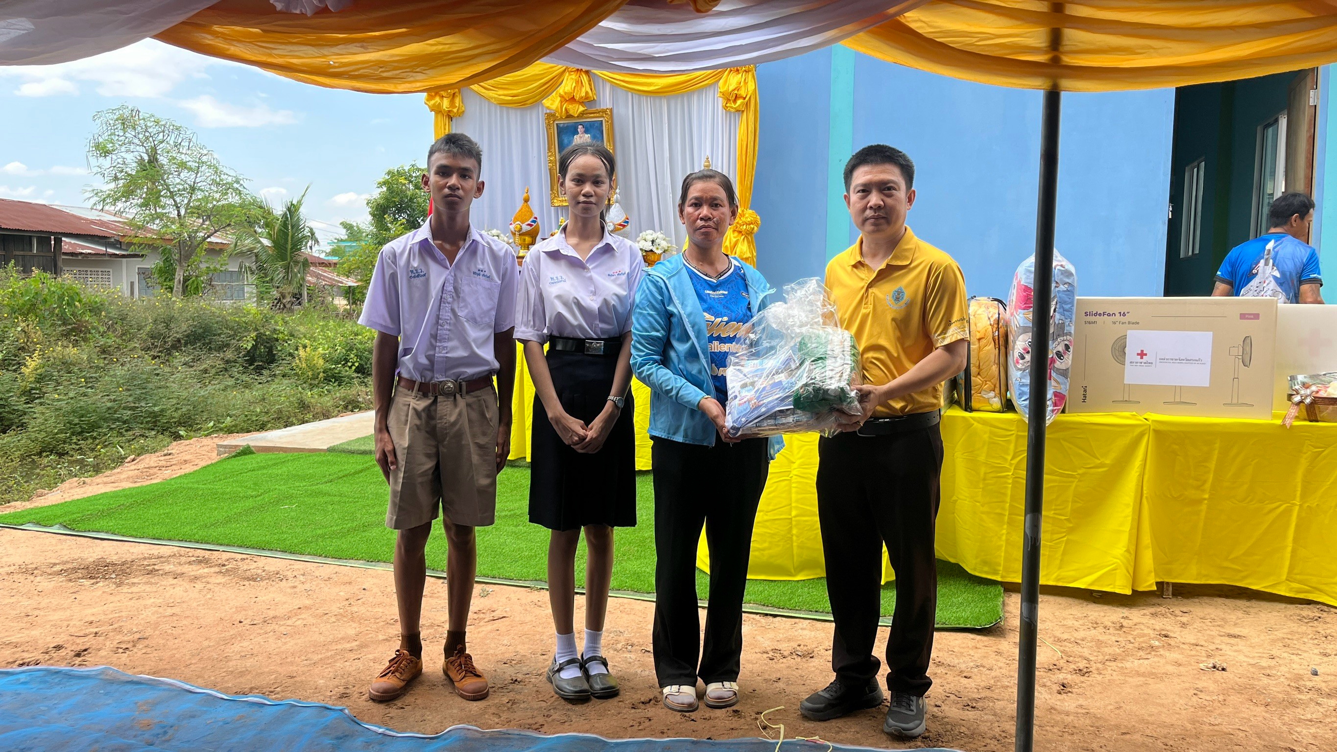 สำนักงานพัฒนาชุมชนอำเภอตาพระยา ร่วมพิธีมอบบ้านและสิ่งของช่วยเหลือผู้ยากไร้ ตามโครงการกาชาดรวมใจ ประจำปี ๒๕๖๙