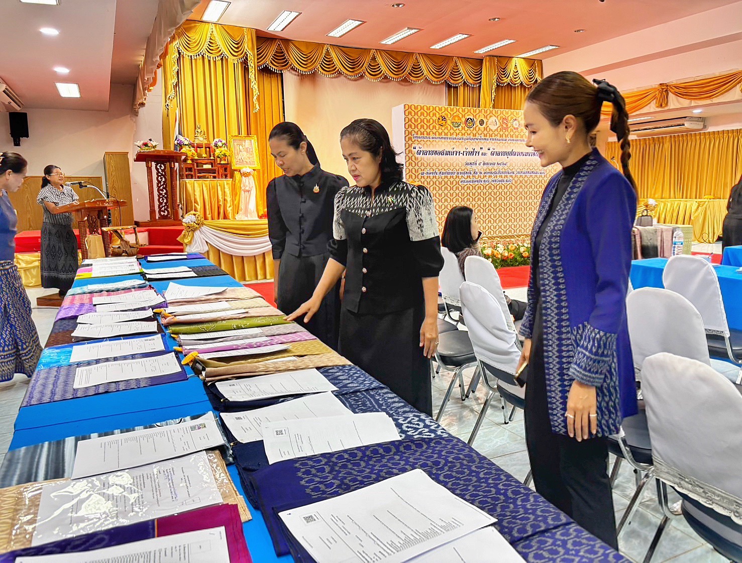 สำนักงานพัฒนาชุมชนอำเภอตาพระยา ร่วมกิจกรรมการประกวดผ้า ลายพระราชทาน “ผ้าลายขอสมเด็จฯ - เจ้าฟ้าฯ” และ “ผ้าลายบุปผาบรมราชินีนาถ” และงานหัตถกรรม ปี 2569